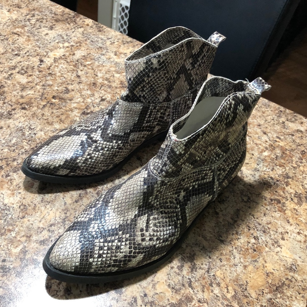 SNAKE SKIN LEATHER ANKLE BOOTS, SIZE 9